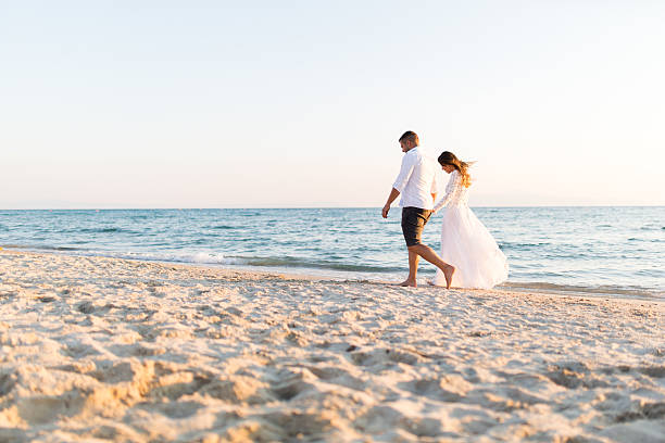 luna de miel pareja de recién casados - boda playa fotografías e imágenes de stock