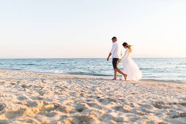 miodowy tylko małżeństwo - wedding beach bride groom zdjęcia i obrazy z banku zdjęć