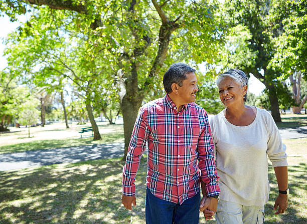 ele está cheio de vitalidade - couple mature adult action walking - fotografias e filmes do acervo