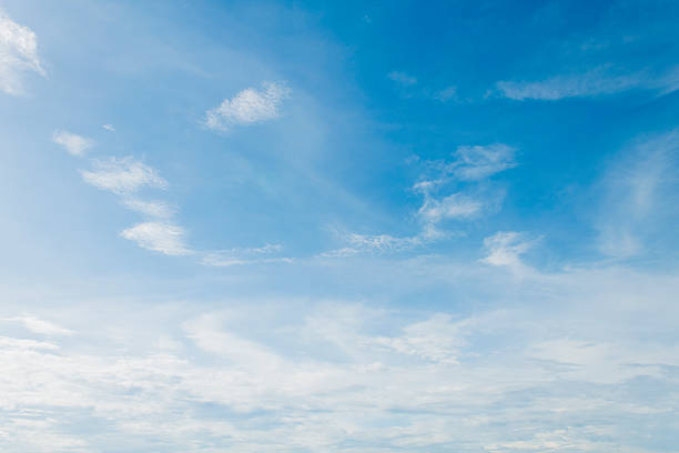 nuages duveteux sur le ciel bleu - cumuliform photos et images de collection