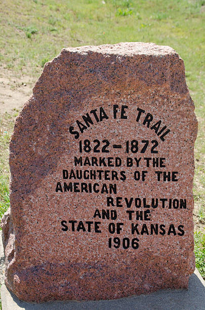 kansas santa fe trail indicatore stone - santa fe trail foto e immagini stock