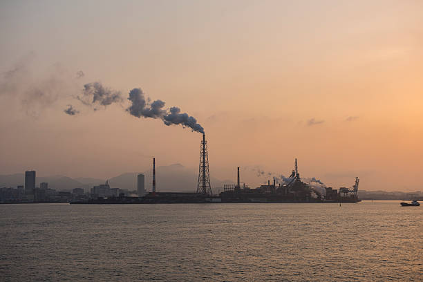 夕暮れの smokestacks 産業用汚染、関門海峡日本 - 山口 ストックフォトと画像