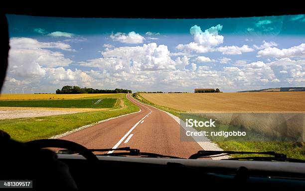 Wohnmobil Auf Der Straße Stockfoto und mehr Bilder von Landschaftspanorama - Landschaftspanorama, Windschutzscheibe, Fluchtpunkt