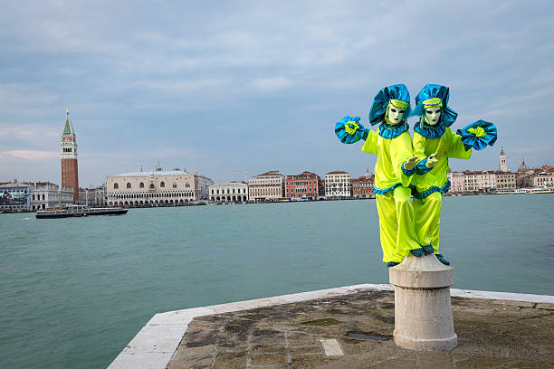 azul-amarelo máscaras de carnaval de veneza em san giorgio, itália, europa - couple performer people venice italy imagens e fotografias de stock