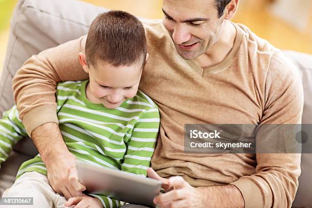 Padre E Hijo Con Pantalla Táctil Foto de stock y más banco de imágenes de 30-39 años - 30-39 años, Abrazar, Adulto