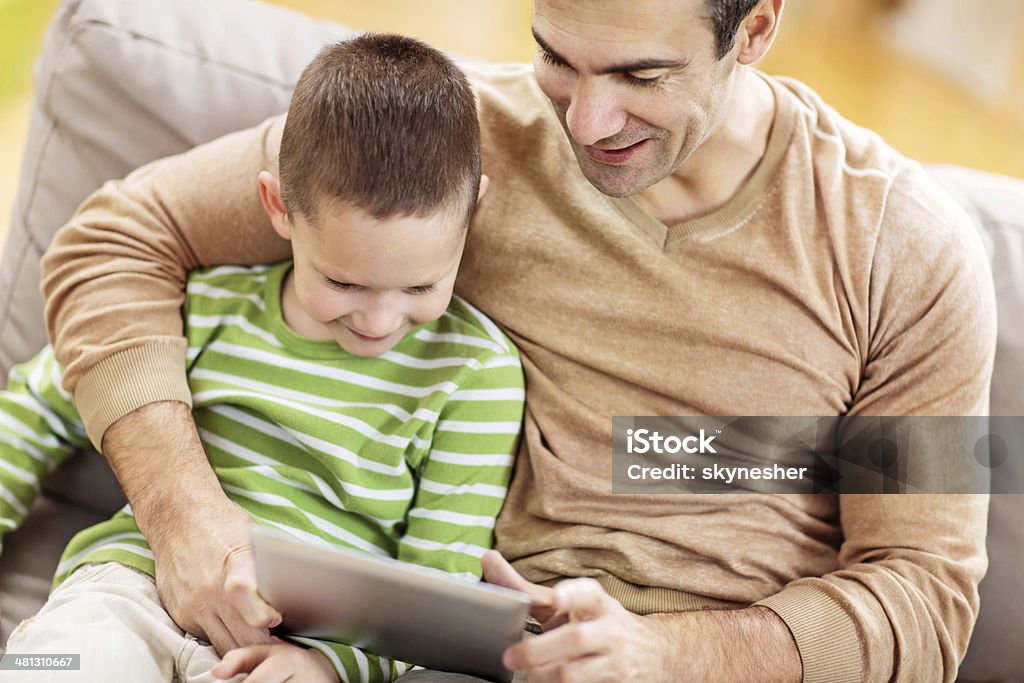 Pai e filho com touchpad. - Royalty-free 30-39 Anos Foto de stock