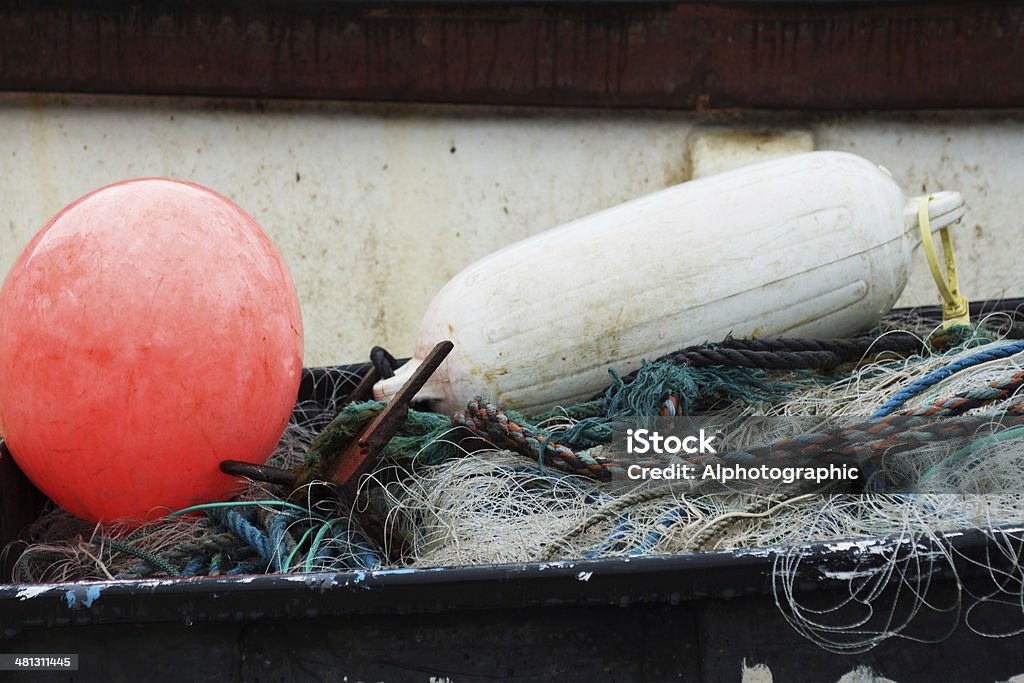 floats e redes em um barco de pesca de trabalho - Foto de stock de Antigo royalty-free