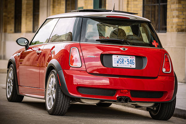 peperoncino rosso mini cooper s jcw - shiny chrome car vehicle door foto e immagini stock