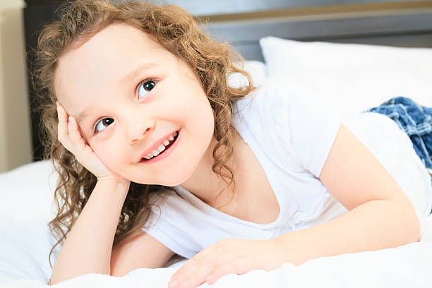 istock Little Girl Bed - Look Away 481313111