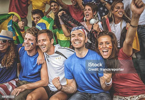 Mondo Di Tifosi Allo Stadio Di Calcio - Fotografie stock e altre immagini di Fan - Fan, Germania, Incitare