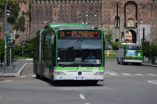 ibrido autobus sulla strada di milano - autobus italy foto e immagini stock