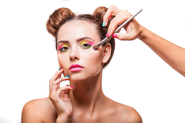 modelo de moda menina bonita com pintura artista aplicar maquilhagem, e - brushing women make up ceremonial makeup imagens e fotografias de stock