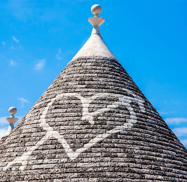 trullo en el último piso de alberobello, italia - as bari fotografías e imágenes de stock