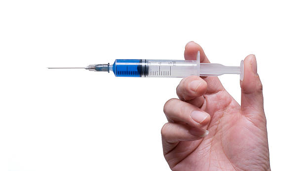 strzykawki w ręce lekarza - syringe injecting surgical needle medical injection zdjęcia i obrazy z banku zdjęć