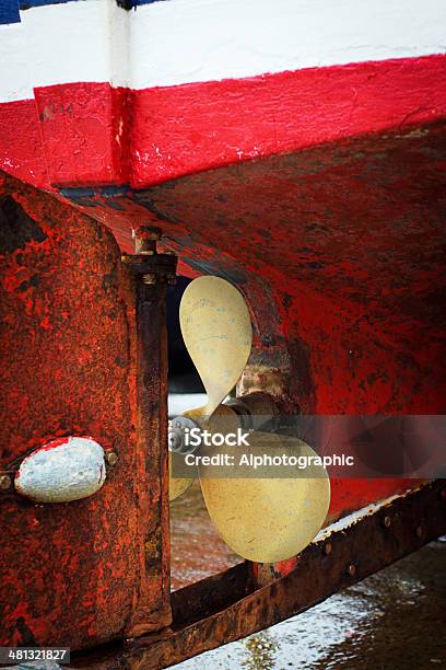 Foto de Hélice Em Um Barco De Pesca De Trabalho e mais fotos de stock de Antigo - Antigo, Areia, Barco de pesca de caranguejo