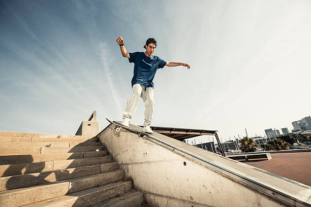 skateur polissage sur mur en béton - grinding photos et images de collection