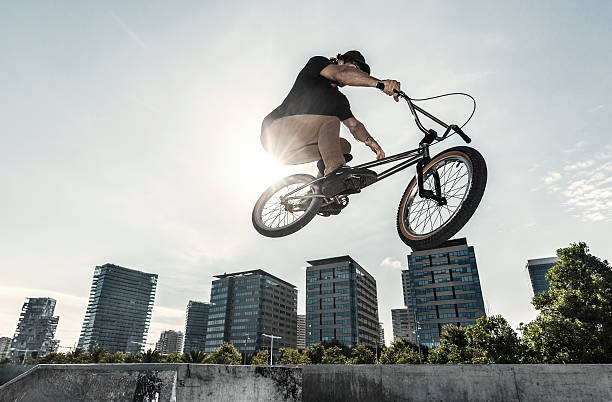 bmx rider ジャンプで都会的な環境 - bmx cycling ストックフォトと画像