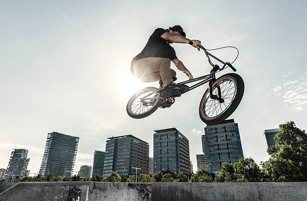 bmx aditamento saltos em ambiente urbano - bmx cycling bicycle street jumping imagens e fotografias de stock