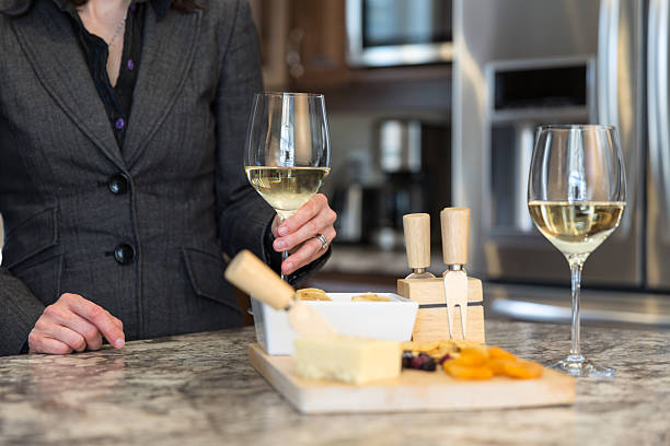 mulher a segurar copo de vinho e prato de queijo - appliance floor fruit designer imagens e fotografias de stock