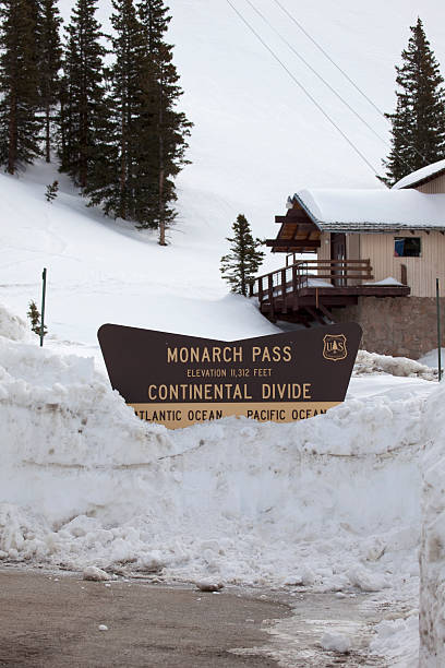 schneedecken und monarch pass-colorado - snowpack stock-fotos und bilder