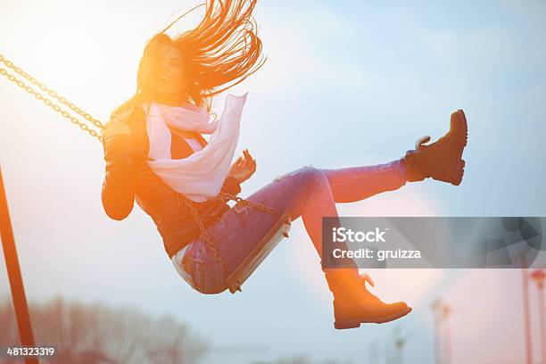 Junge Frau Spaß Schwingen Im Sonnenlicht Stockfoto und mehr Bilder von Herbst - Herbst, Schwingen, Eine Frau allein