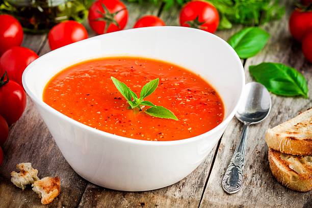 vegetarianas caseras tomate sopa de crema - sopa de tomate fotografías e imágenes de stock