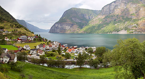 panorama di città undredal al aurlandsfjorden (norvegia - stavkyrkje foto e immagini stock