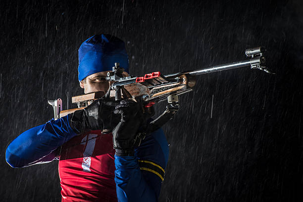 homem atlético com tiro de biatlo - biathlon imagens e fotografias de stock