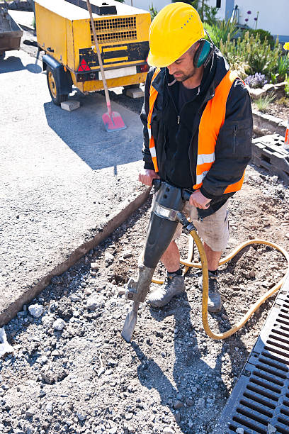 strada operaio con martello pneumatico - jackhammer road construction construction worker road foto e immagini stock