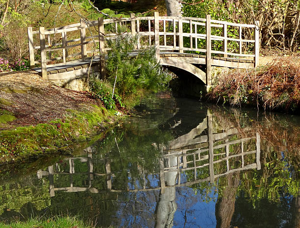 이미지 위로 압살했다 아치형 작은가 강, 저수시설 반사 - bridge wood japanese garden footbridge 뉴스 사진 이미지
