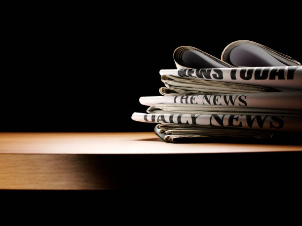 journaux sur une table en bois - market finance stock market newspaper photos et images de collection