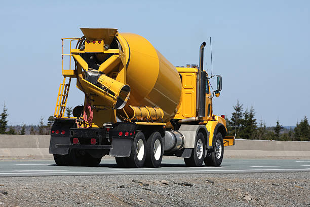 camião de cimento - truck motion road cement truck imagens e fotografias de stock
