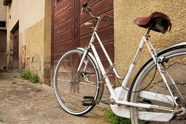 bicicletta ad arezzo - arezzo foto e immagini stock