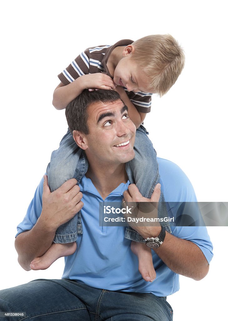 Padre sostiene pequeño hijo en los hombros fondo blanco, aislado - Foto de stock de Cara a cara libre de derechos