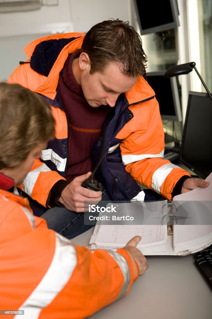 Deux travailleurs de construction dans la salle informatique - Photo de Affaires Finance et Industrie libre de droits
