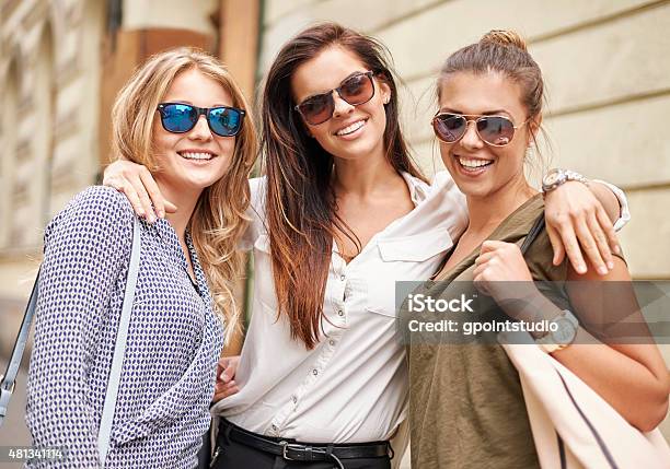 Photo libre de droit de Journée Parfaite Pour Une Réunion Avec Vos Amis banque d'images et plus d'images libres de droit de Groupe de personnes - Groupe de personnes, Lunettes de soleil, Moderne