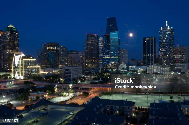 Skyline Von Dallas Stockfoto und mehr Bilder von Mond - Mond, Dallas, Oben