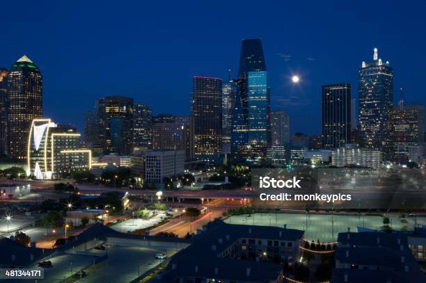 Foto de Horizonte De Dallas e mais fotos de stock de Lua - Lua, Acima, Dallas