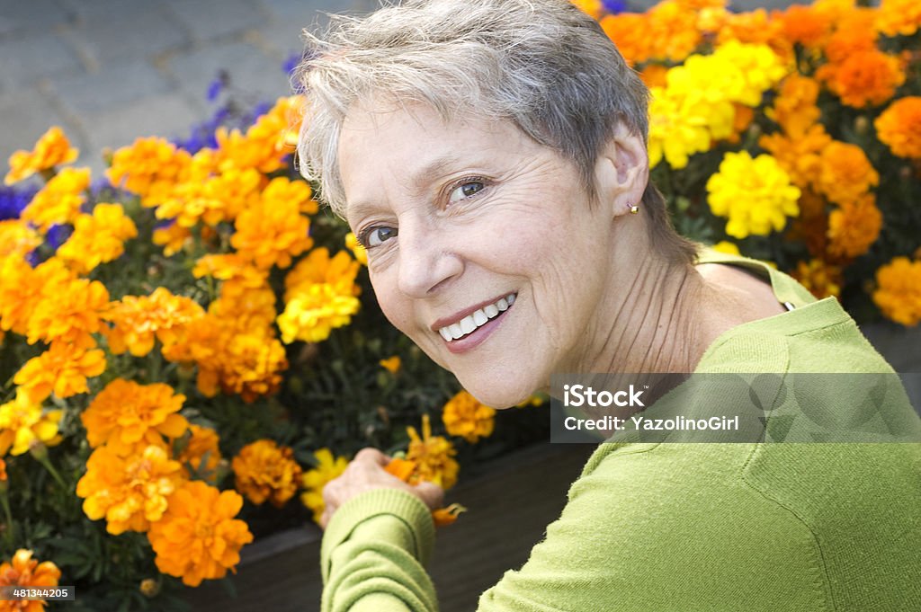 Mujer sana Senior de jardinería - Foto de stock de 60-64 años libre de derechos
