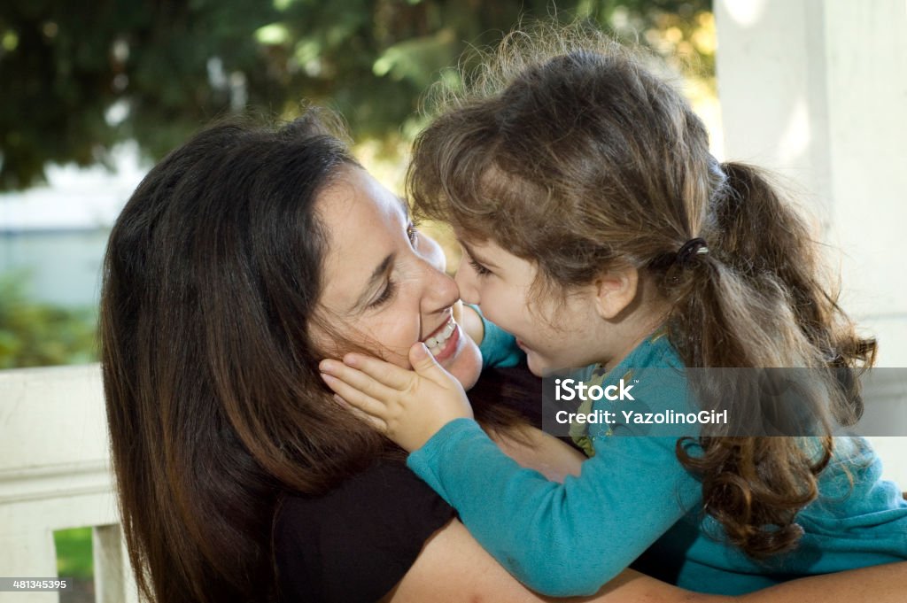Мать и дочь играть - Стоковые фото 4-5 лет роялти-фри