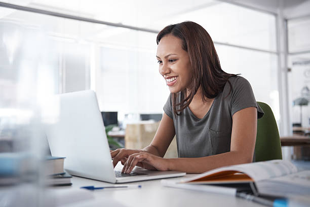 na jej sposób na a - book working college student classroom zdjęcia i obrazy z banku zdjęć