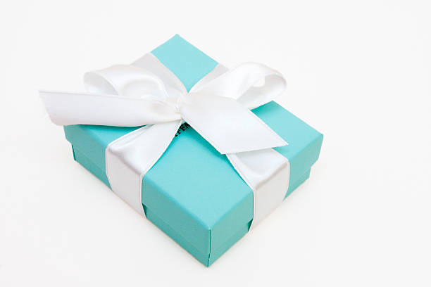 tiffany and co. la boîte-cadeau - tiffany box photos et images de collection