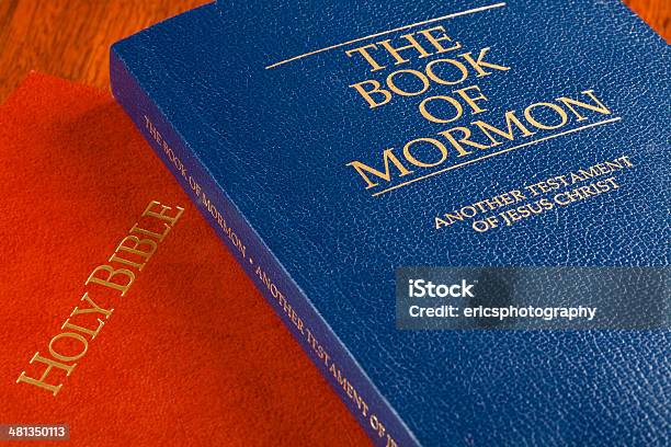 Libro De Mormón Y Biblia Foto de stock y más banco de imágenes de Biblia - Biblia, Catolicismo, Cristianismo