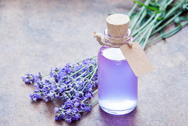 huile essentielle et à la lavande - lavender spa treatment health spa flower photos et images de collection