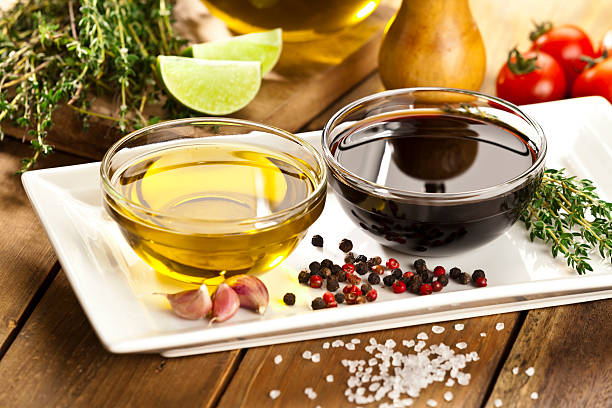 ingredientes em vinagrete de mesa de madeira rústica - vinegar salad dressing balsamic vinegar cooking oil - fotografias e filmes do acervo