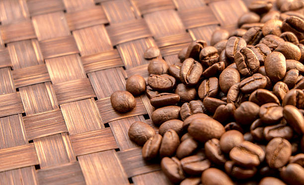 Kawa na drewnianym tle – zdjęcie