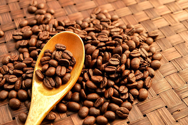 Kawa na drewnianym tle – zdjęcie