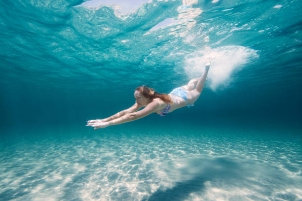istock Young woman diving 481355518