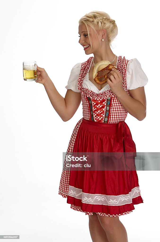 Młoda blond kobieta w dirndl z Precel i Piwo - Zbiór zdjęć royalty-free (20-29 lat)