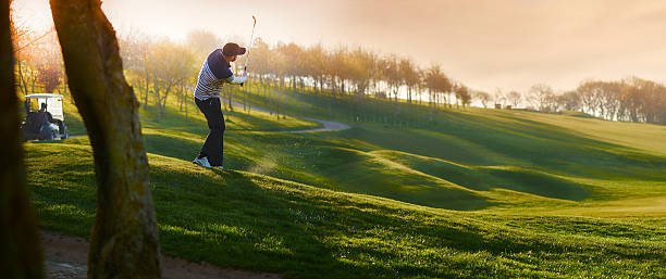 バックライトゴルフコースでゴルフのチッピング練習用グリーン - golf golf flag sunset flag ストックフォトと画像